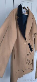 Krásny kabát značky NAOKO veľmi príjemný na dotyk