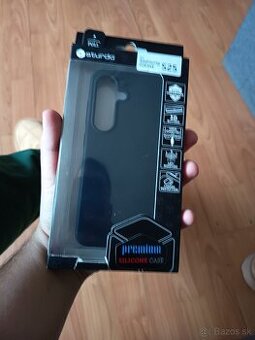 Predám krit na Samsung galaxi s 25  cena je za 20 Euro