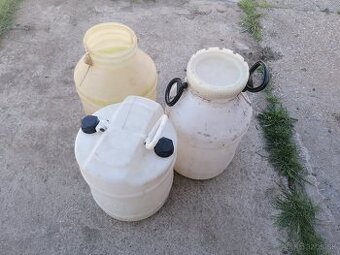Plastové sudy , sud , nadoba , flaša