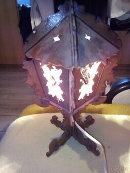 Stará drevená lampa