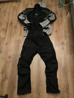 Motorkárske oblečenie