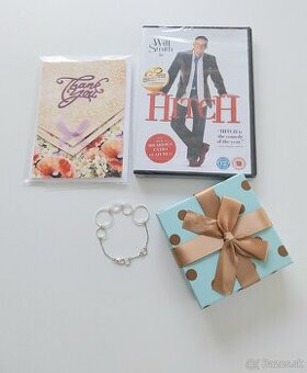 Darcekovy balicek 8, naramok, DVD film a pohladnica