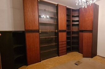 Staršia obývacia stena