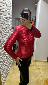 Ružovočervená metalická vetrovka GUESS originál