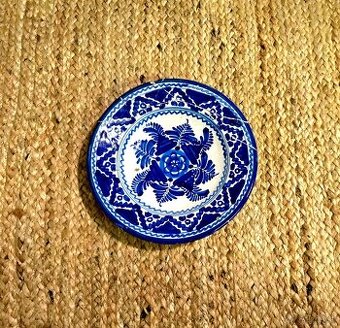 Dekoratívny ručne maľovaný,modro-biely tanier – ľudový motív