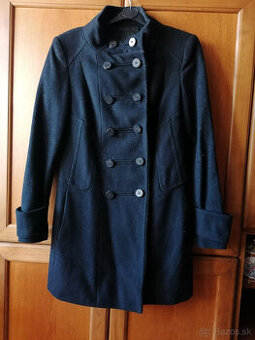 Čierny kabát s dvojradovým zapínaním ZARA