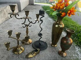 Mosadzné svietniky, vázy