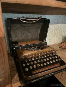 Starožitny písací stroj