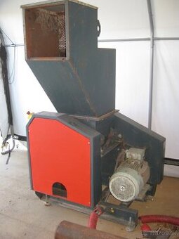 Drvič plastov a dreva. Plastic and wood shredder.