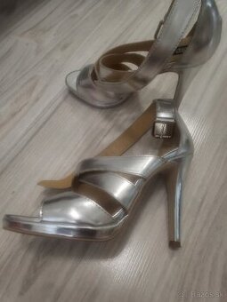 Strieborné sandále