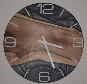 Nástenné hodiny z orechového dreva a epoxidovej živice