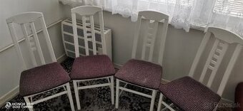 Biele jedálenské stoličky