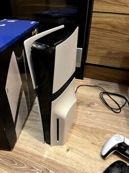 Konzole PS 5 Pro 2TB, jako nová, dva joysticky