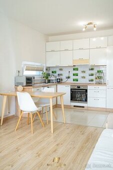 PREDAJ: 3 izbový zariadený byt, balkón, parkovanie, Rajka