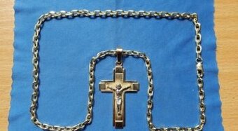 Predám zlatu retiazku pílka a prívesok krížik