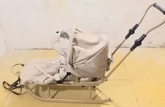 Detské sánky s fusakom.