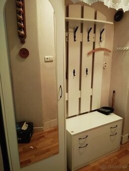 Skriňe a vešiaky do chodby