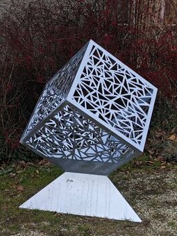 Záhradná dekorácia – kovová kocka 60 cm, výška 120 cm (23 kg