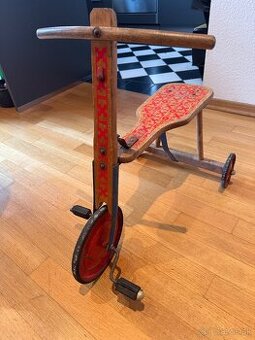 Stará antik retro trojkolka a retro kolobežka