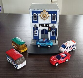 Policajná stanica a 5 áut, angličáky