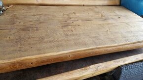 Masivný drevený stôl