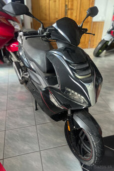 Skúter Adamoto Mustang 125i CBS v cene 2x prilba