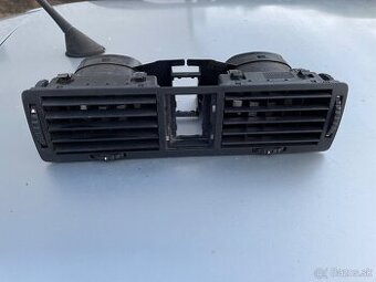 Stredovy vyduch octavia 1, neposkodeny, ma aj bocne