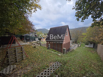 Rekreačný pozemok s murovanou chatkou