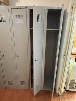 Kovová skriňa na pracovné oblečenie