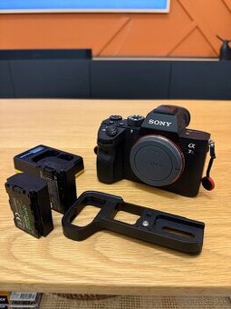Sony A7R III – perfektný stav, 2 batérie, nabíjačka, grip