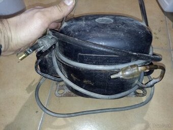 Predám kompresor z chladničky na dofukovanie pneumatík