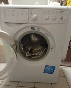 moderná práčka Indesit. . Šírka 59  . V energetickej úsporne