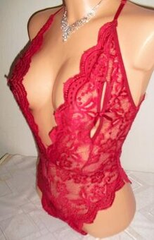 Sexy bodu so srdieckom kamienkami