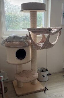 Nádherný mačací strom ako nový
