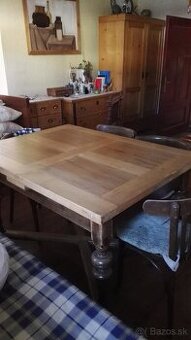 Jedálenský stôl