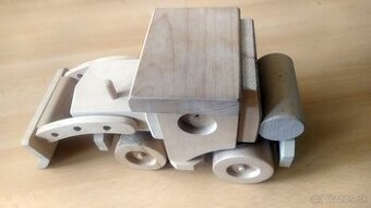 Drevený veľký buldozér - mohutný