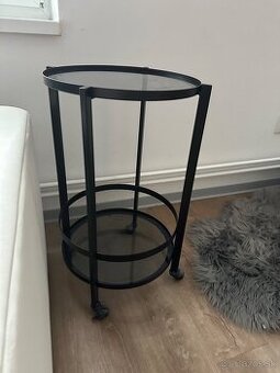 Moderný odkladací stolík na kolieskach – čierny, sklo + kov