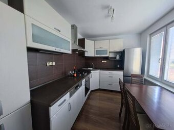 Na PREDAJ kompletne prerobený 3.5-izbový byt, 82 m2, Prievi