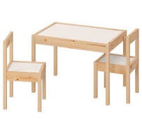 Drevený stolík a 2 stoličky