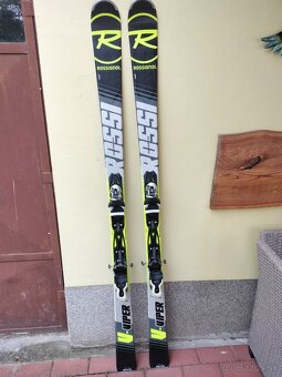 Lyže Rossignol a lyžiarky Technica