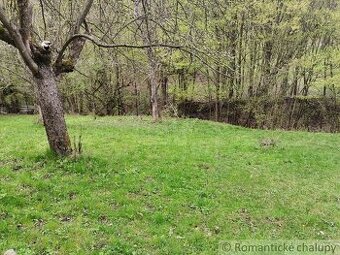 Pekný pozemok na polosamote na konci obce vhodný na chatu,