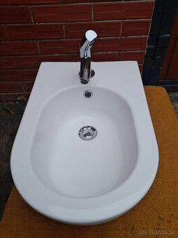 Závesný bidet s batériou