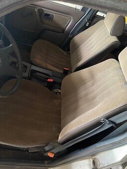 BMW E30 sedan interiér