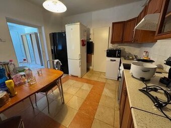 Na predaj rodinný dom, 2x garáž, pozemok o výmere 570m2 - ob