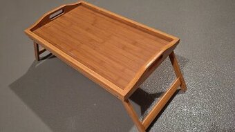 Drevený raňajkový stolík