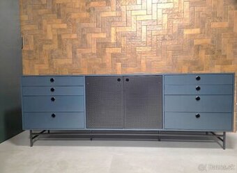 Prodam drevenou tmavemodrou komodu s kovymi prvkami