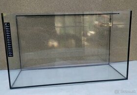 Sklenené akvária.