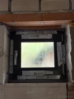 2 malé plastové okná, 3-sklo