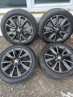 Zanovne pneu 95% 205/55 r17 disky orig. Skoda 5x112 r17