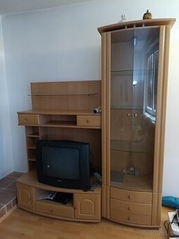 Obývačková stena, konferenčný stolík a televízia